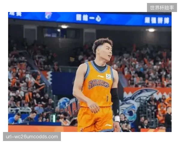 李添荣扮演奇兵角色，利用无球切入撕裂广厦的轮转防线。